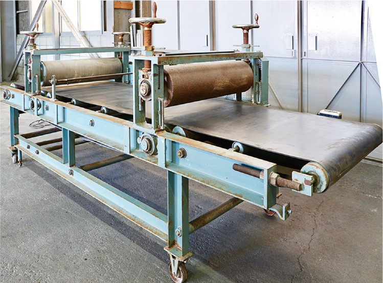 【Tatara Molding Machine】The clay is shaped into flat slabs by pressing it with rollers.