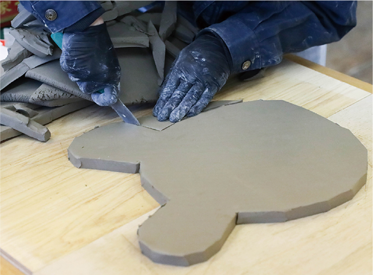 The raw material is cut after being formed using the Tatara mold.