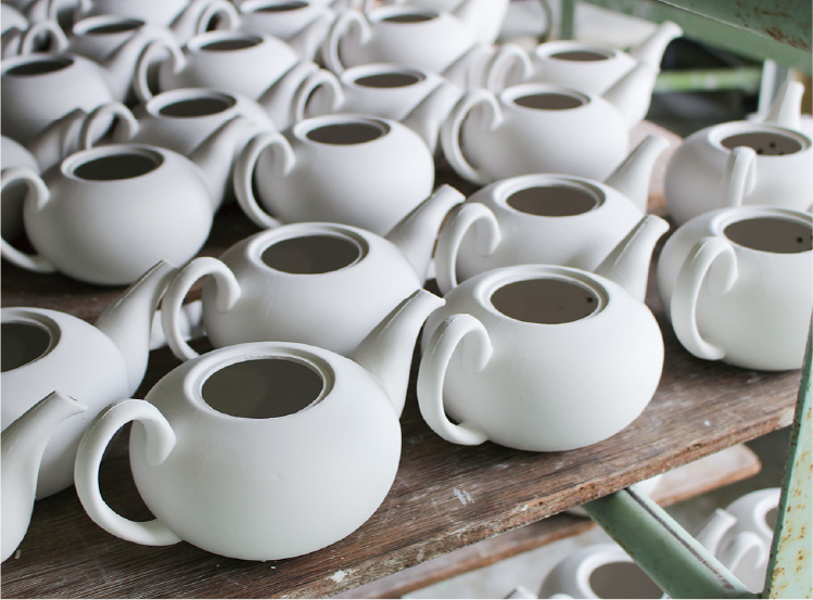 After carefully scraping off the mold marks (burrs), bisque fire at approximately 800℃, and then apply the glaze.